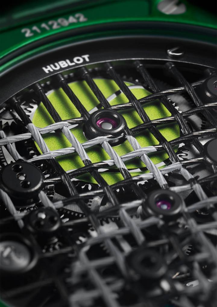 À la place d'une platine traditionnelle solide pour maintenir les composants du mouvement en place, les ingénieurs de Hublot ont conçu un treillis tridimensionnel qui prend la forme des cordes d'une raquette de tennis. Chaque «corde» ne mesure que 0,55 mm d'épaisseur et semble être fixée au bord de la platine par des points d'attache qui rappellent ceux que l'on trouve autour du bord intérieur d'une raquette de tennis. Les espaces entre les cordes sont volontairement irréguliers, comme ils le seraient sur une raquette de tennis en plein match. 