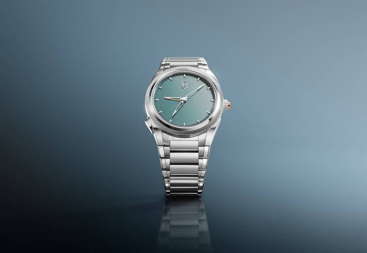 En 2022, Parmigiani Fleurier a introduit une première mondiale, la Tonda PF GMT Rattrapante, offrant une élégance et une fluidité inédites pour une complication GMT. Elle est présentée cette année dans une nouvelle version de 40 mm avec cadran en Verzasca Green, inspiré par les eaux cristallines et riches en minéraux de la vallée de Verzasca.