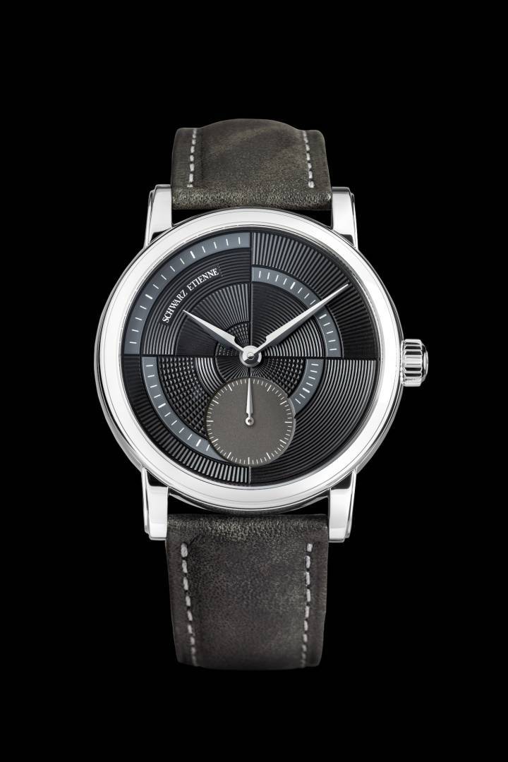 Dessinée par Eric Giroud, la Geometry Black est une nouvelle variante de ce modèle contemporain de Schwarz Etienne au motif en mosaïque d'arcs et de reliefs, réalisé à travers une variété de finitions: lignes cannelées, azuré, clous de Paris et surfaces finement sablées. 