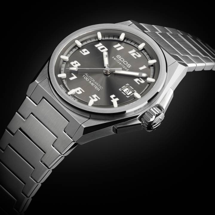 Nouveauté 2024, Epos 3505, montre sport et élégante en acier inoxydable, étanche à 100m, index 3D appliqués en Superluminova, CHF 1'600.