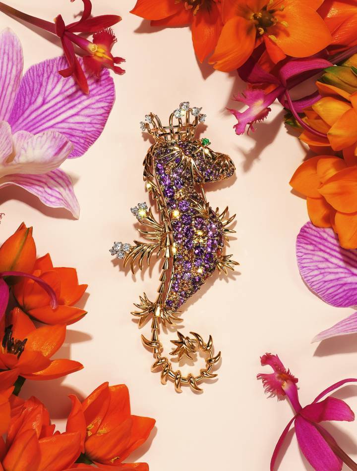 Tiffany & Co. - Schlumberger® Collection Botanica: Blue Book 2022 Broche Seahorse en or jaune 18k et platine avec saphirs violets, spessartines, une émeraude et des diamants