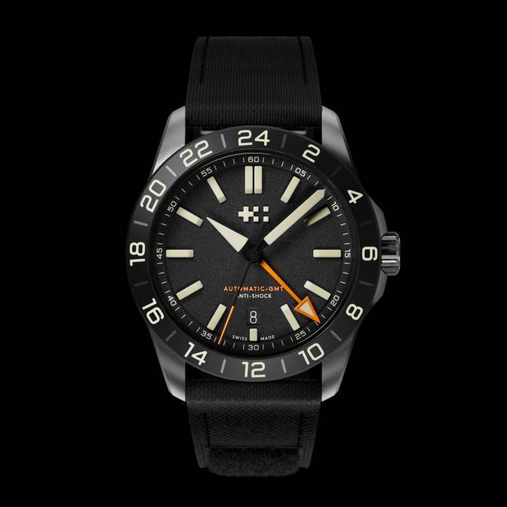 La nouvelle C63 Sealander Extreme GMT est une évolution de la C63 Sealander GMT, best-seller de Christopher Ward. Elle est équipée d'un revêtement luminescent innovant, le Globolight®, d'un boîtier robuste de 41 mm et du nouveau système antichoc de la marque. Proposée à partir de 1'695 euros.