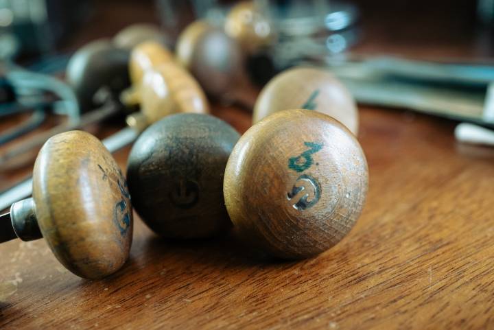 Grande variété de burins et lames, outils indispensables à la graveuse.