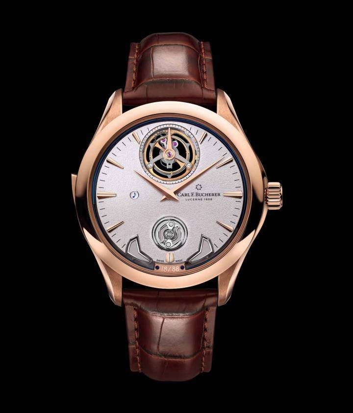 La complexité de l'intérieur de la Manero Minute Repeater Symphony Triple Peripheral est contrastée par son extérieur clair et structuré dans un boîtier de 43,8 mm en or rose 18 carats, dont les cornes sont squelettées et anglées. Le cadran en or gris 18 carats est galvanisé à la main et présente une texture au grainage fin.
