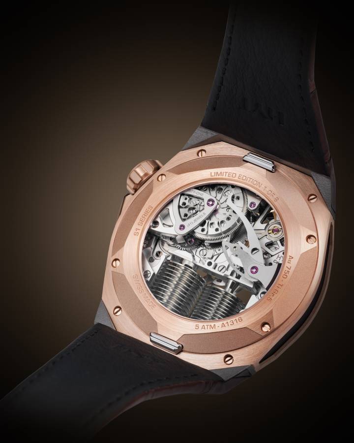 Au cœur de la S1 5N Gold Titanium Cigare bat le calibre 501-CM, rassemblant 352 composants et représentant plus d'une décennie d'innovation hydromécanique. Ce mouvement manufacture offre une robuste réserve de marche de 72 heures tout en maintenant une fréquence précise de 28'800 alternances par heure.