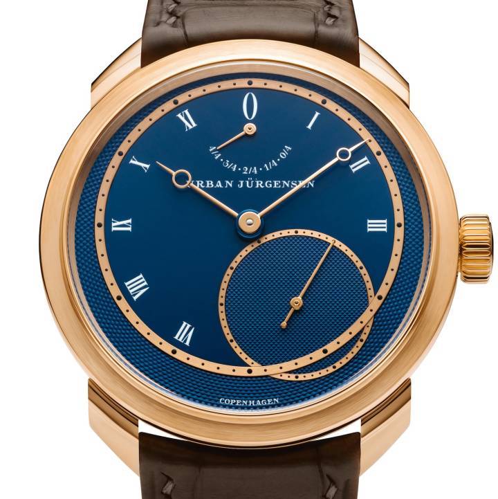 L'UJ-2 se distingue par son échappement naturel à double roue. Au cœur de la montre, les deux roues d'échappement fonctionnent en parfaite harmonie, réduisant les frottements et fournissant l'énergie au balancier. Ce que beaucoup réservent à leurs créations phares devient le point de départ de la création, par la mise en série de ce système sophistiqué.