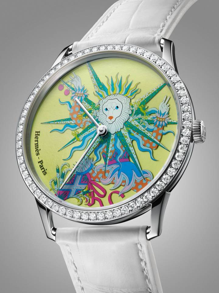 Montre Slim d'Hermès Le Sacre des saisons (2024). Inspirée du carré de soie éponyme imaginé par l'artiste Pierre Marie, ce modèle limitée et numéroté à 12 exemplaires célèbre l'été. Le saphir gravé et peint à la main a été développé en partenariat avec les ateliers d'Olivier Vaucher @Anita Schalefli