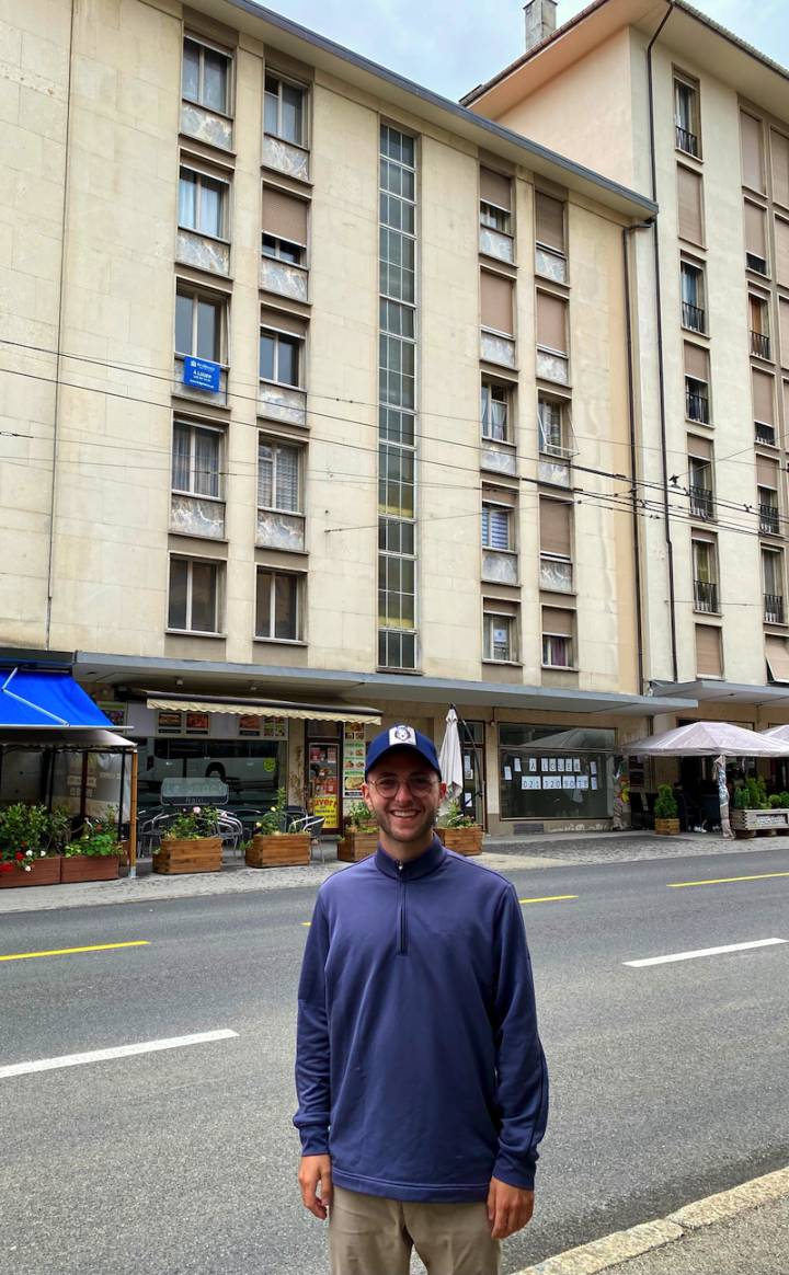 Adam Lassner devant ces mêmes bureaux lors de son périple de redécouverte de l'héritage horloger familiale en 2021.