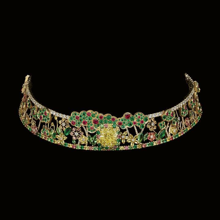 Collier Dior Milly Dentelle, or jaune, diamant jaune, émeraudes, rubis, saphirs roses.