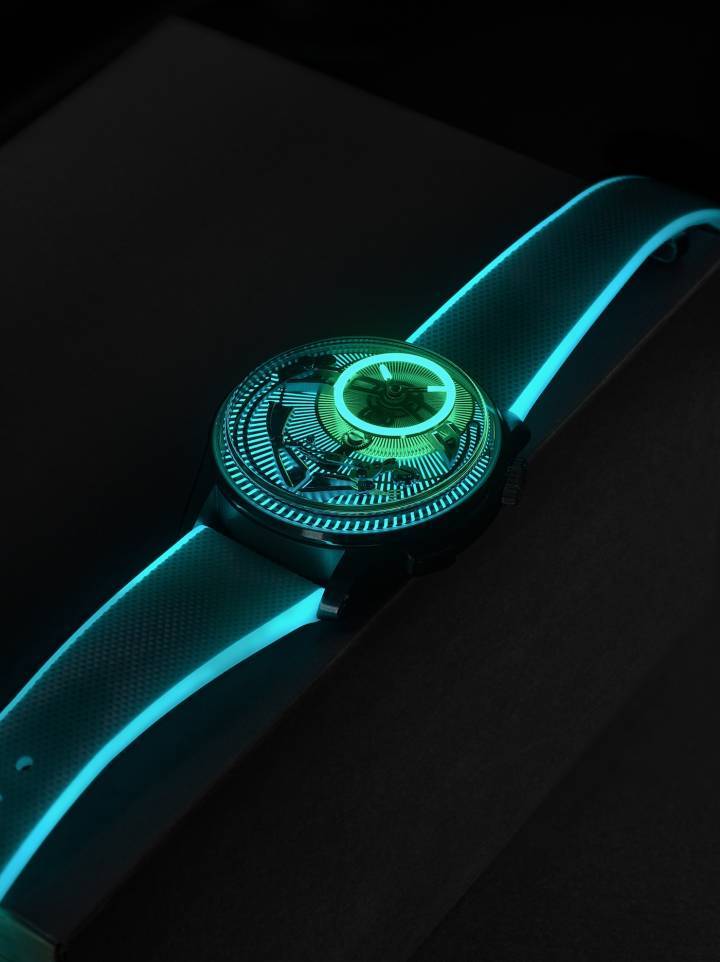 Le cadran fumé en saphir est surmonté d'un anneau bleu Globolight® et d'aiguilles brossées linéairement, serties à la main avec des facettes polies au diamant et des pointes bleues Globolight®. Le résultat est un affichage visuel saisissant qui se transforme complètement à la tombée de la nuit, lorsque l'anneau et les pointes des aiguilles émettent une lueur verte intense.