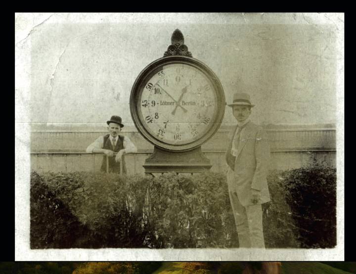 Le concepteur des horloges Löbner dédiées au circuit automobile, Paul Weiß (à droite).