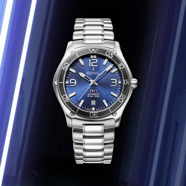 D'un diamètre de 42 mm, la nouvelle Ebel 1911 Marine avec cadran galvanique bleu intense, étanchéité à 200 mètres et lunette rotative unidirectionnelle, est équipée d'un mouvement Sellita SW300-1 automatique.