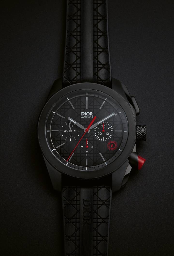 DIOR CHIFFRE ROUGE 41MM NOIR ULTRAMATTE Boîtier en acier avec revêtement DLC noir. Lunette en acier avec revêtement DLC noir crantée entre 9h et 12h. Poussoir de chronographe rouge à 4 heures pour fonction stop/reset. CD.001 Mouvement automatique.