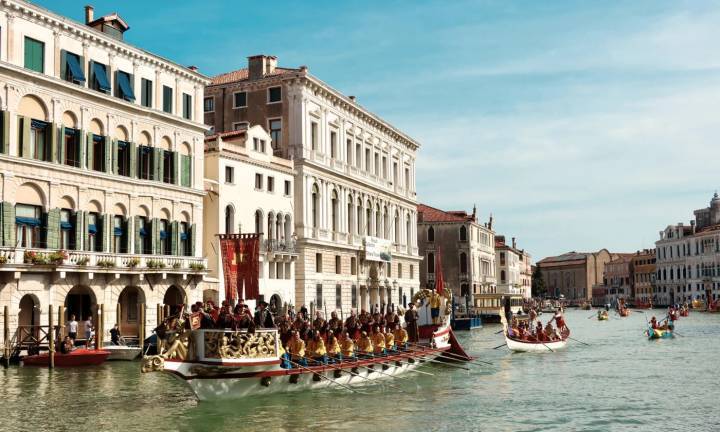 Venezianico est aussi un sponsor officiel de la Regata Storica, la course la plus emblématique de Venise qui réunit chaque année des milliers de spectateurs.