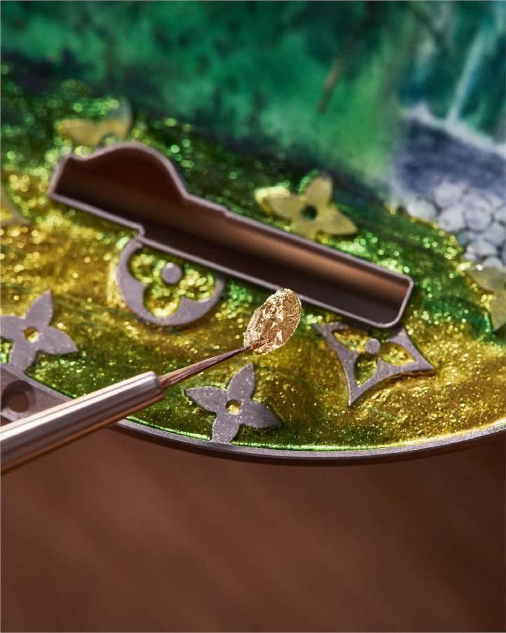 Montre Escale en Amazonie (2024) de Louis Vuitton. La peintre miniaturiste Debora Martinez signe ici un de ses plus beaux «tableaux» en multiples couches d'émaux Grand Feu. Les dégradés de vert, de bleu et de jaune s'harmonisent avec une aisance étonnante. Quelques paillons en or viennent renforcer ce paysage luxuriant d'une Amazonie aux couleurs du Brésil.