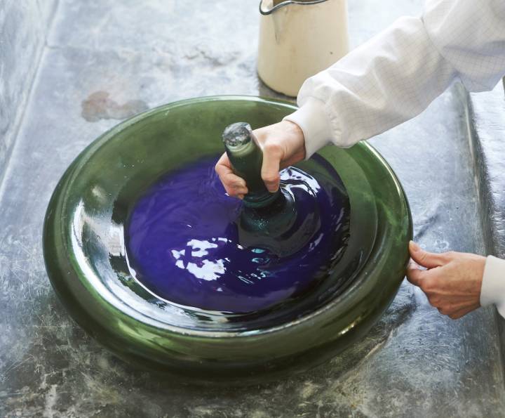 Afin de réduire sa granulorité, la poudre d'émail est broyée à l'aide d'un pilon en verre ou en agate.