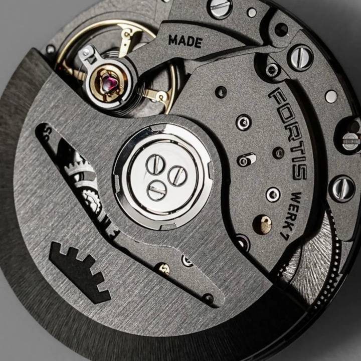 Le mouvement Werk 7 qui équipe le modèle Flieger F41 Mission Black lui assure une réserve de marche de 70 heures.