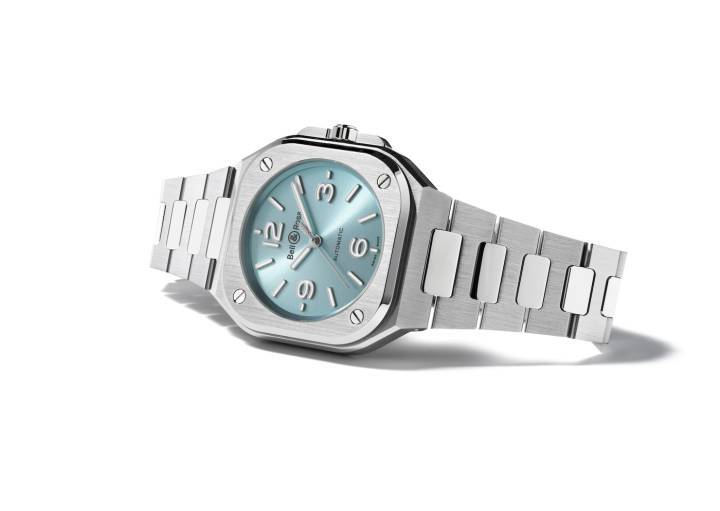 La montre urbaine et sport-chic de Bell & Ross, la BR-05, est redimensionnée dans un nouveau diamètre de 36 mm. Rappelons que BR-01 de 2005 mesurait 46 mm de diamètre! Un modèle à la finesse significative de 8,5 mm et aux finitions polies-satinées.