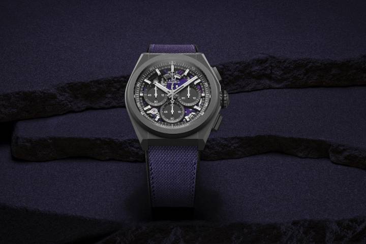 Avec la Defy 21 Ultraviolet, Zenith a décidé de traiter son calibre chronographe El Primero 21, battant à une fréquence record (50 Hz), dans des tons violet. Soit la couleur à la plus haute fréquence: au-delà, il y a seulement la lumière ultraviolette invisible...