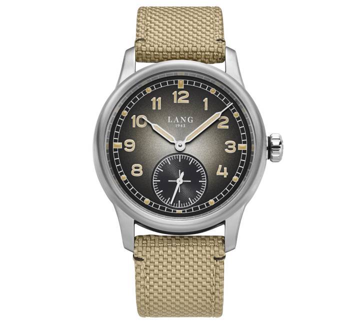 Inspirée par l'esthétique des années 1940, décennie de naissance de Gerd-Rüdiger Lang, la première montre de Lang 1943, la Field Watch Edition One, est dotée d'un cadran fumé avec finition soleillée et d'un compteur de petite seconde. 
