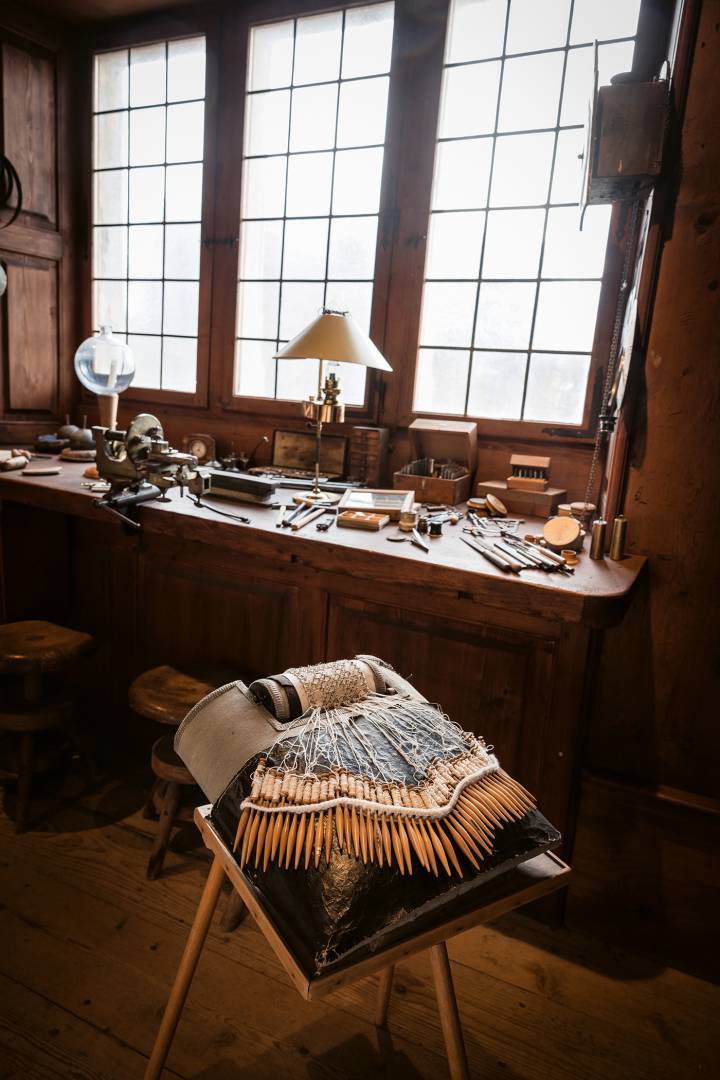 «La chambre de l'horloger» au Musée Paysan et Artisanal de La Chaux-de-Fonds. Au premier plan, un ouvrage de dentellerie en cours.