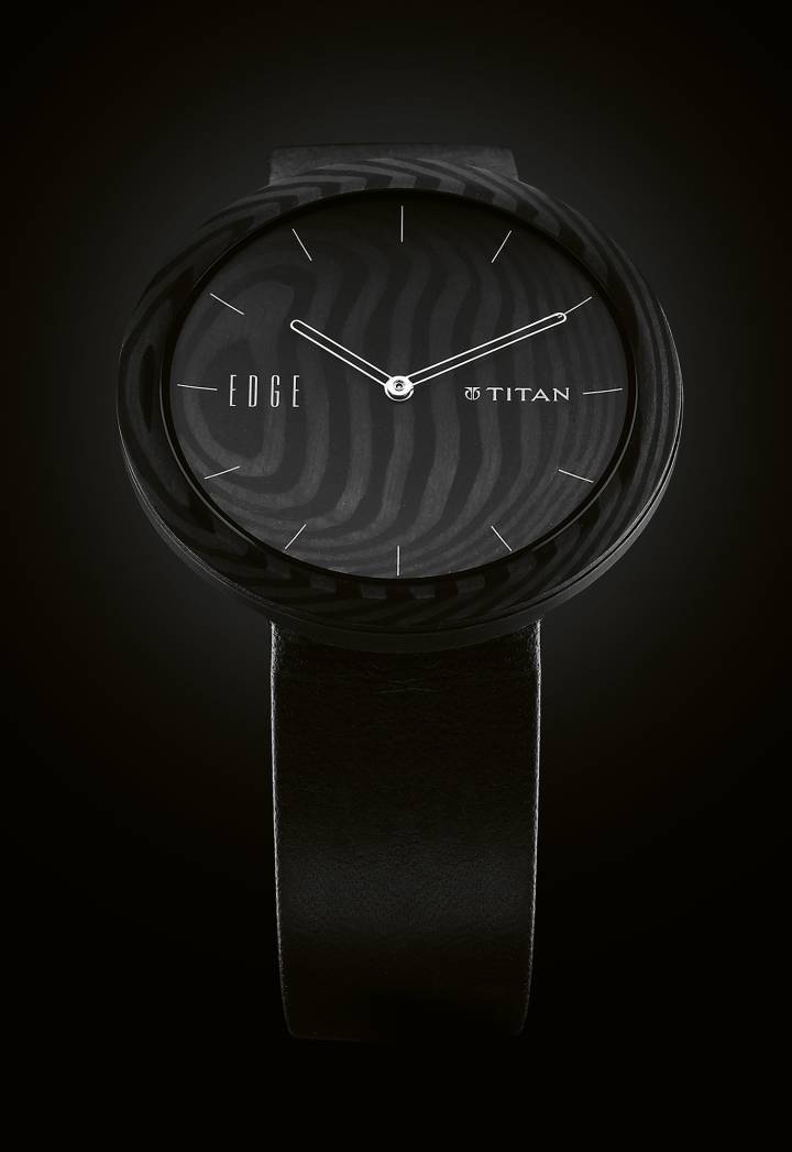 Ce modèle de 4,4 mm d'épaisseur est une autre innovation de la collection Edge, entièrement fabriqué en carbone, y compris le cadran et le fond du boîtier.