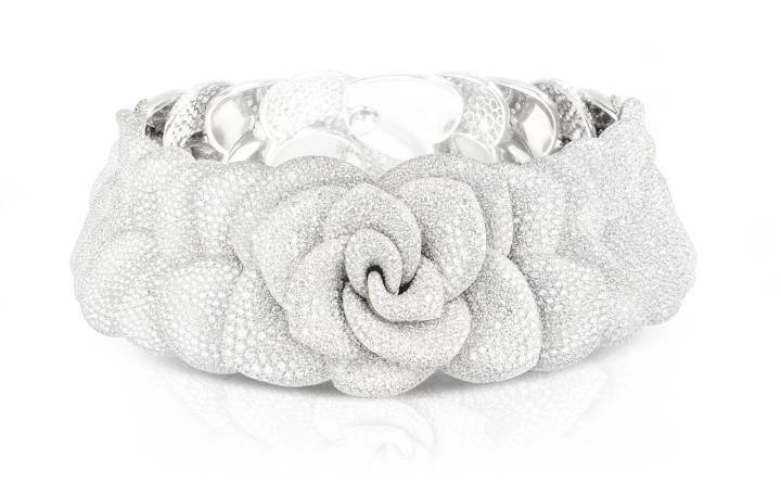 Les roses de la collection Rosina forment un mandala. L'extérieur est pavé de diamants, tandis qu'à l'intérieur, des rubis et des saphirs forment un cœur.
