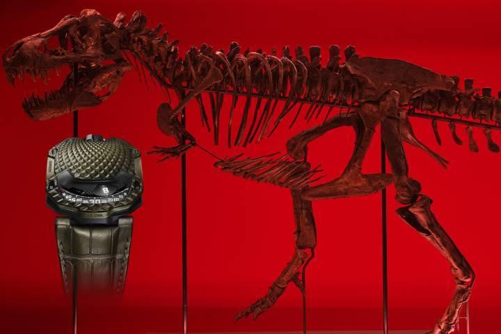 La UR-105M Trinity T. rex contient un morceau d'os fossilisé de T-Rex.