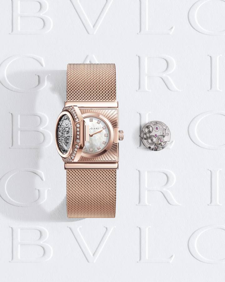 La Maglia Milanese Monete intègre le Piccolissimo BVP100 affichant 13,50 mm de diamètre, 2,50 mm d'épaisseur et 1,9 g, et totalisant 102 composants. Créé et fabriqué par Bvlgari au Sentier, dans le Jura suisse, ce calibre qui a vu le jour en 2022 se décline dans une nouvelle version avec une couronne et un fond saphir pour révéler ses rouages. 