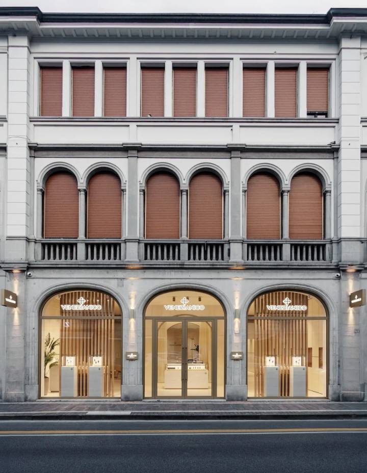 L'atelier-boutique de Venezianico occupe un palais restauré, le Palazzo Baradel, à San Donà di Piave (30 km de Venise), la ville natale des frères Morelli.