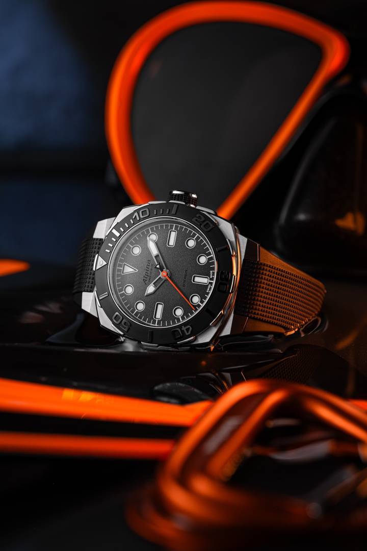 Alpina et les hôtes du podcast horloger The Real Time Show s'unissent pour proposer une édition très spéciale de la Seastrong Diver Extreme Automatic. Leur travail s'est concentré sur le cadran et bouscule les codes de la collection Seastrong - nouvelles couleurs, nouveau cadran, nouveaux index. Même le logo d'Alpina à 12 heures a été revu tandis que le réhaut disparaissait, le tout d'une grande lisibilité.