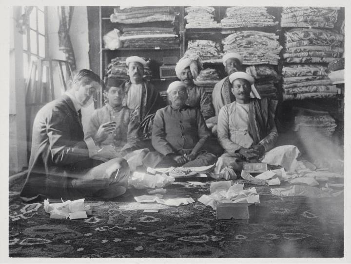 Jacques Cartier en compagnie de marchands de pierres. Photographie tirée de ses journaux de voyage de 1911.