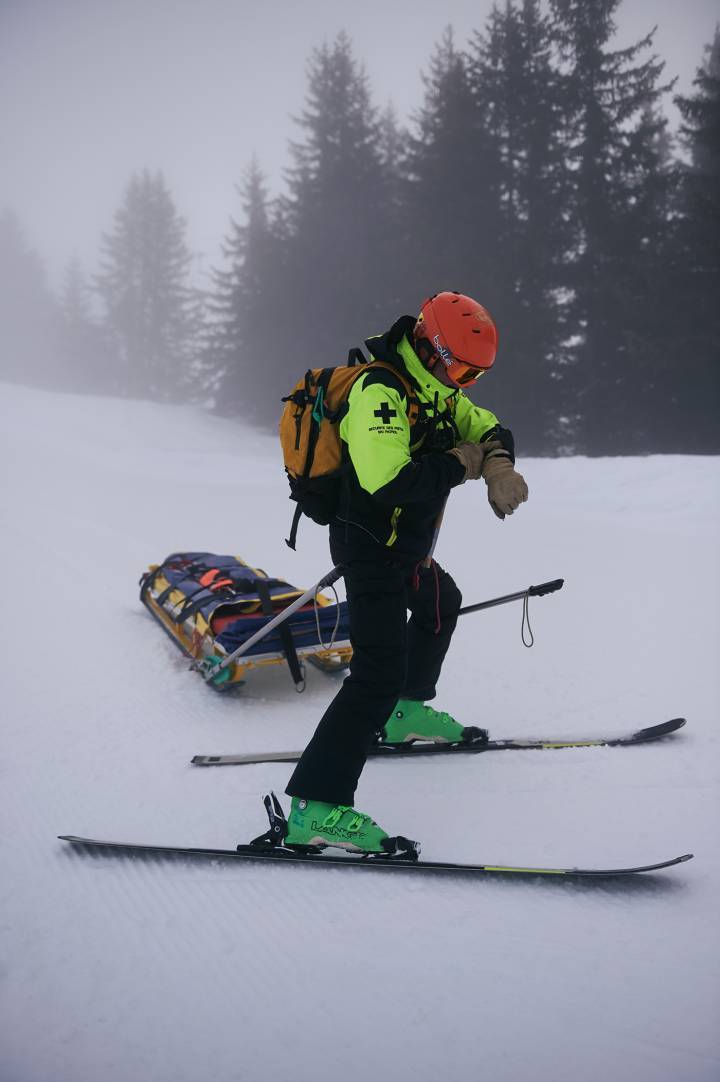 France, Megève: «Dans le cadre d'un reportage pour un magazine, j'ai passé une journée entière avec un secouriste à Megève en le suivant durant ses interventions. Pour le prendre en photo de face alors qu'il descendait à fond avec sa barquette, j'ai dû skier à l'envers. Quand j'ai fait cette image, il avait un peu de temps pour moi et je lui ai demandé l'heure. Pendant ce reportage, j'ai pris conscience de l'importance du facteur temps pour les secouristes de haute montagne: il est compté. C'est le temps des urgences.» 