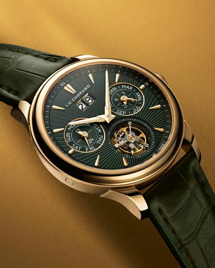 La nouvelle L.U.C Flying T Twin Perpetual, estampillée Poinçon de Genève, se distingue par son boîtier en or jaune éthique 18 carats de 40,5 mm de diamètre. Il abrite le calibre L.U.C 96.36-L, un mouvement original associant un tourbillon volant et un calendrier perpétuel avec affichage de la grande date.