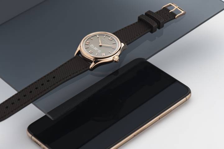 La nouvelle montre connectée de Frédérique Constant, la Smartwatch Vitality, avec cadran digital révélé à la demande. Sur cette nouveauté, la fréquence cardiaque est désormais mesurée au poignet, grâce à l'intégration d'un capteur de dernière génération développé par Philips Wearable Sensing. 