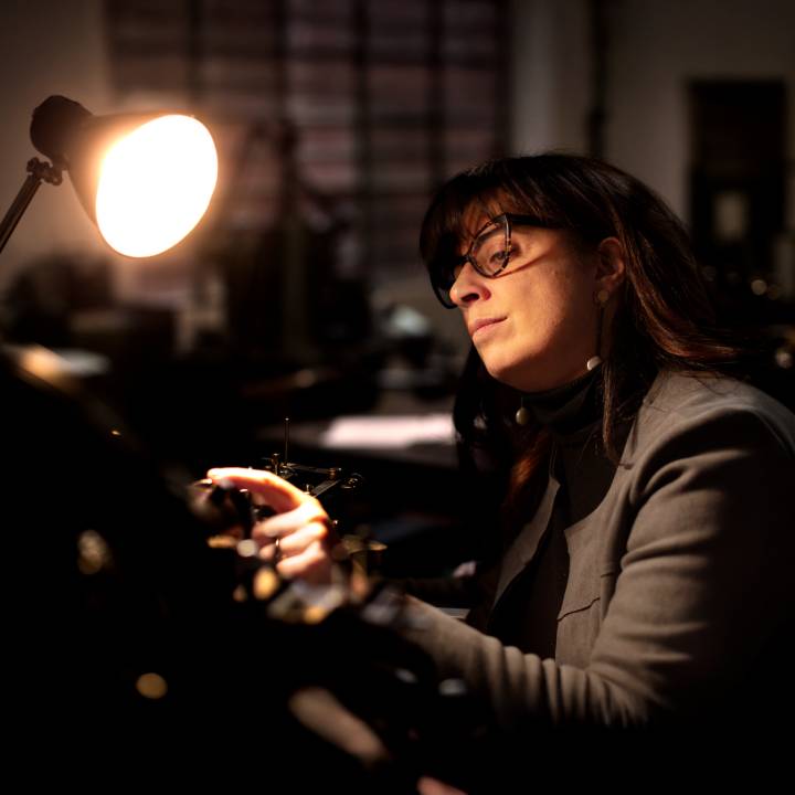 Le motif Marea a été développé spécifiquement pour ce modèle en collaboration avec l'Atelier Renzetti, l'un des très rares ateliers au monde encore dédiés à l'art du guillochage traditionnel. Aujourd'hui dirigé par Linda Renzetti, quatrième génération de la famille, l'atelier grave chaque cadran entièrement à la main sur d'anciens tours à guillocher du XIXᵉ siècle, sans aucune assistance électrique.