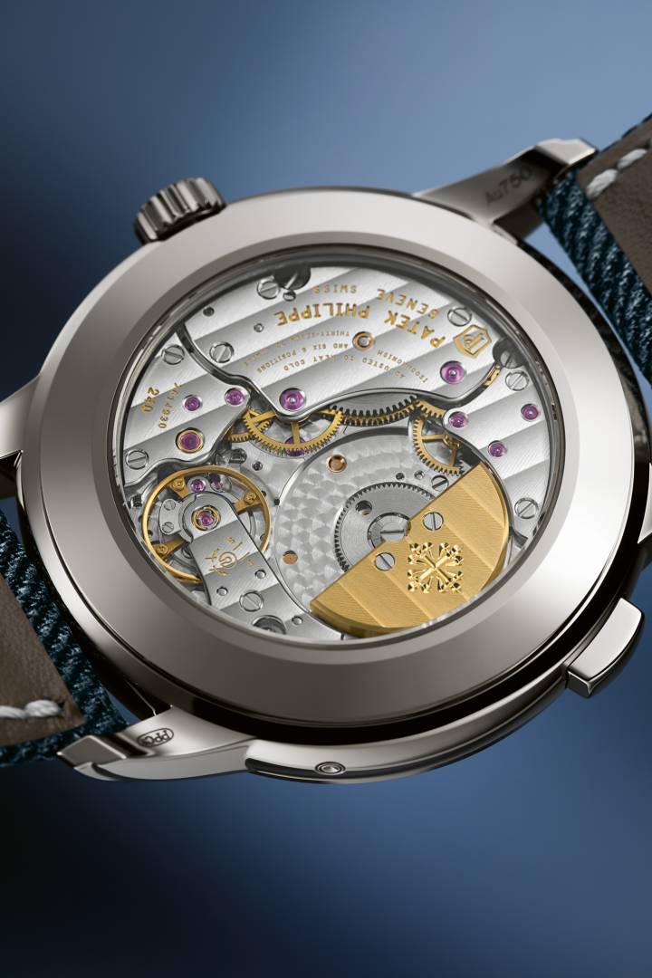 Malgré sa grande complexité, le calibre 240 HU C avec mini-rotor ne mesure que 4,58 mm d'épaisseur – ce qui permet de conférer au boîtier (ø 40 mm) une élégante minceur (11,57 mm).