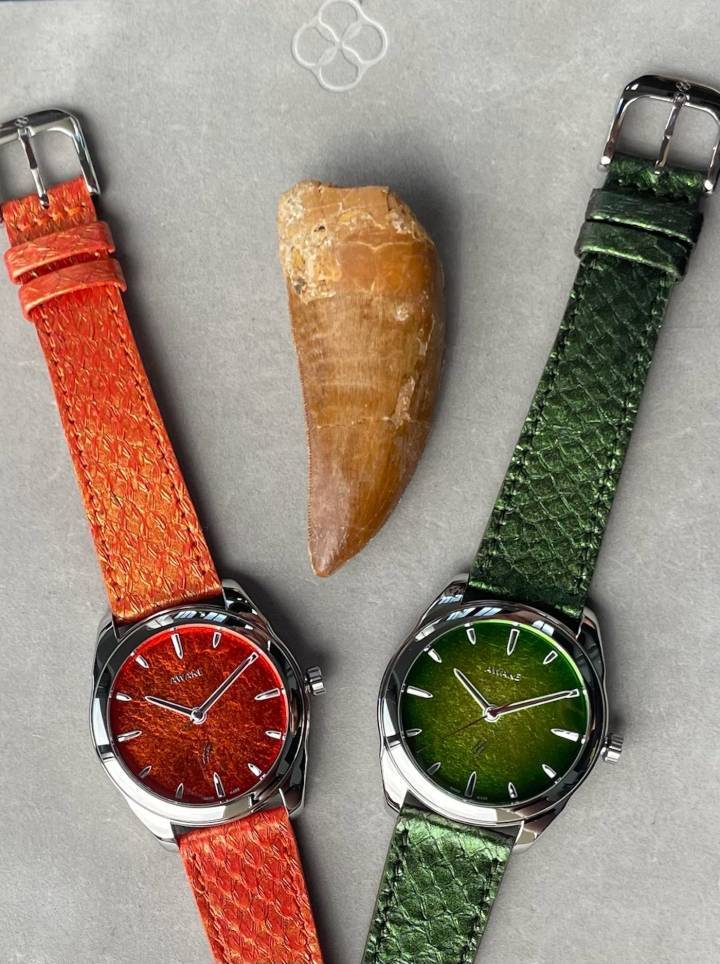 Dans l'un des 100 écrins des montres Jurassic Watch d'Awake se trouve une vraie dent de T-Rex accompagnée de son certificat d'authenticité. Un symbole rare d'une ère qui nourrit tant la science que l'imaginaire collectif. Cette relique d'un très lointain passé surprendra et ravira l'heureuse ou l'heureux élu. Les modèles T-Rex (orange) et Raptors (vert) réalisés avec la technique ancestrale vietnamienne Son Mài de la feuille d'argent laquée offrent une texture inégalable dont la couleur change sans arrêt avec les reflets de la lumière.