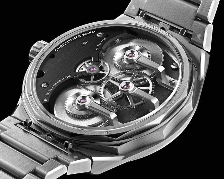 Basée à Maidenhead, avec ses opérations techniques à Bienne, la marque anglo-suisse dirigée par Mike France a constitué une équipe de conception à la fois jeune et très expérimentée, comptant notamment Jörg Bader, directeur produit, Frank Stelzer, directeur technique, Adrian Buchmann, directeur design, et Will Brackfield, designer senior.