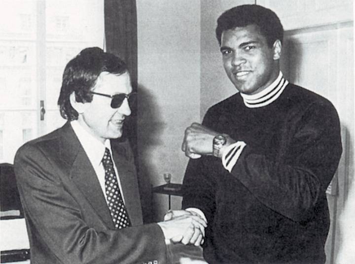 Muhammed Ali reevant sa DS DiaMaster des mains du représentant Certina en Allemagne
