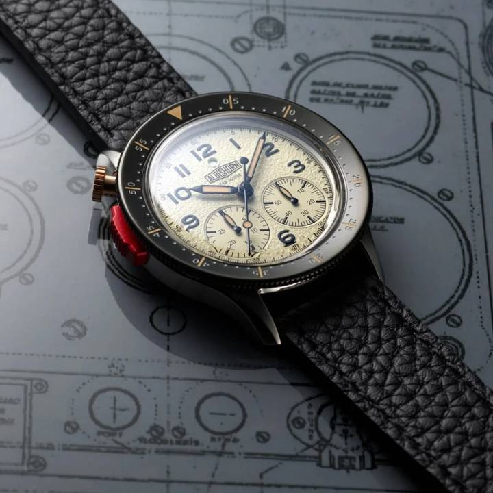Limitée à 99 pièces, la Type 10 Officer s'inspire des chronographes de pilote d'après-guerre.