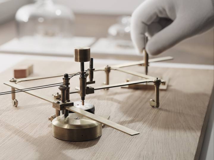  Généralisée sur la montre de Souscription, la signature secrète est réalisée à l'aide d'un outil précis équipé de bras articulés pour reproduire un motif: le pantographe.