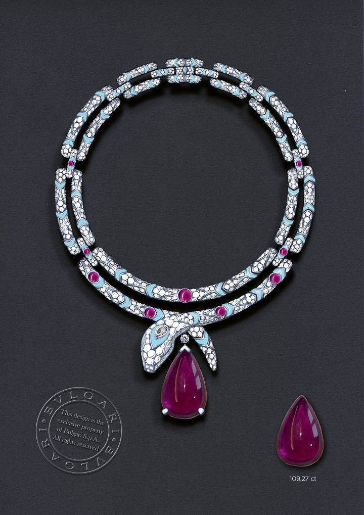 Le collier Serpenti Maharani Secret de Bvlgari, hommage aux reines de l'Inde, est orné d'une rubellite taille cabochon de 109,27 carats, de diamants et de turquoise. Il a récemment été porté par Priyanka Chopra lors de l'exposition Serpenti Infinito au Centre culturel Nita Mukesh Ambani à Mumbai.