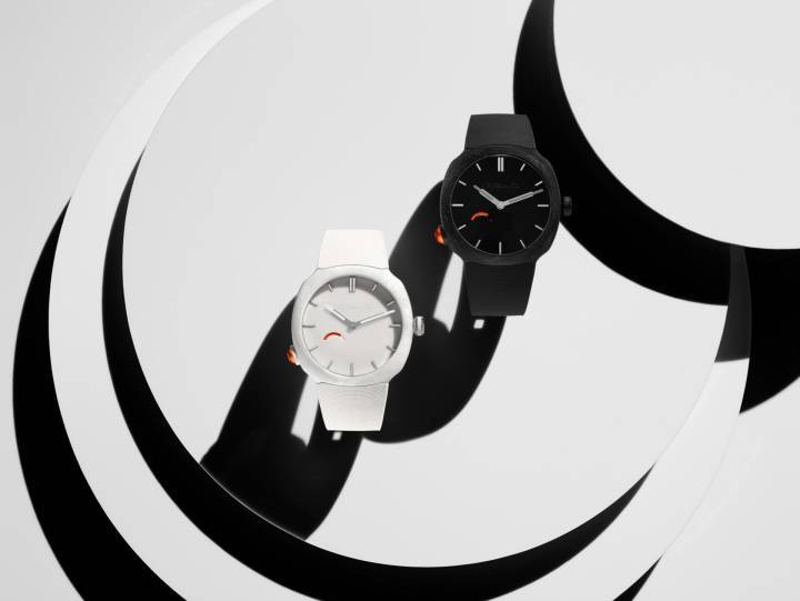 Un saut dans le futur: la Streamliner Pump en collaboration avec Reebok, tout juste dévoilée à Watches and Wonders par H. Moser & Cie, entrée dans la cour des grands avec pour la première fois son stand dans la halle centrale. Alors que Reebok prépare le retour de la Pump pour 2026, H. Moser & Cie. imagine une passerelle inattendue: remonter un mouvement mécanique grâce au fameux bouton orange. Une pression suffit pour plus d'une heure de réserve de marche.