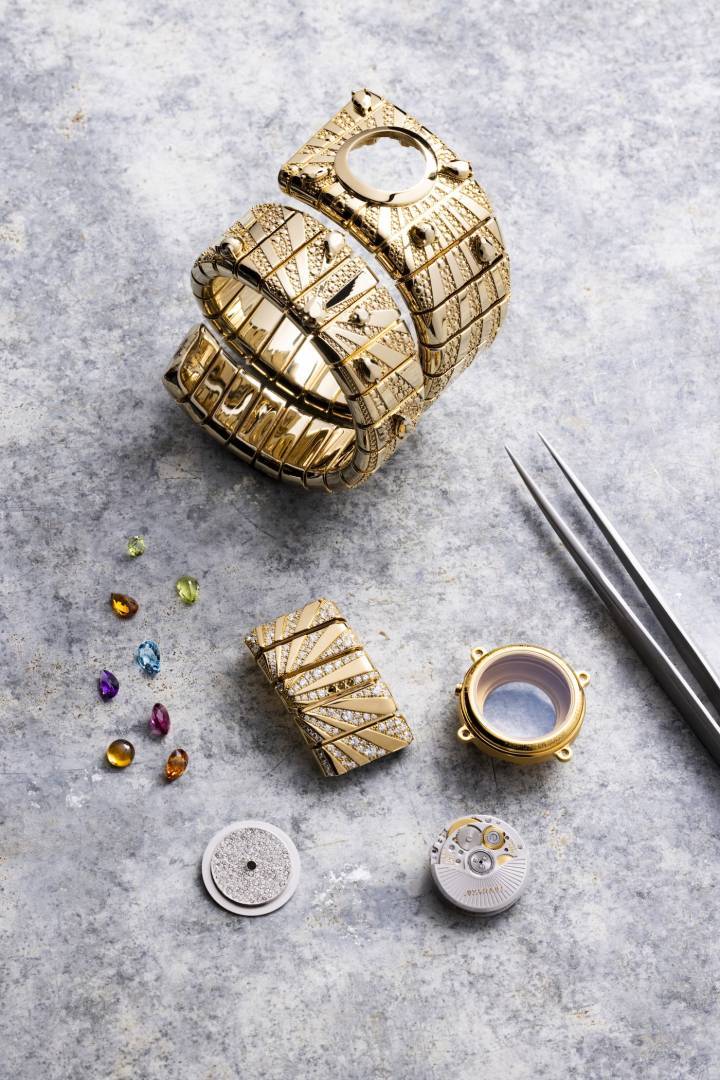 La Tubogas Manchette introduit une nouvelle technique: chaque anneau est façonné et poli avant d'être assemblé avec soin sur une lame en titane. Une construction modulaire qui permet au motif d'ondoyer sur le bracelet, tout en conservant l'agilité qui caractérise le Tubogas. 