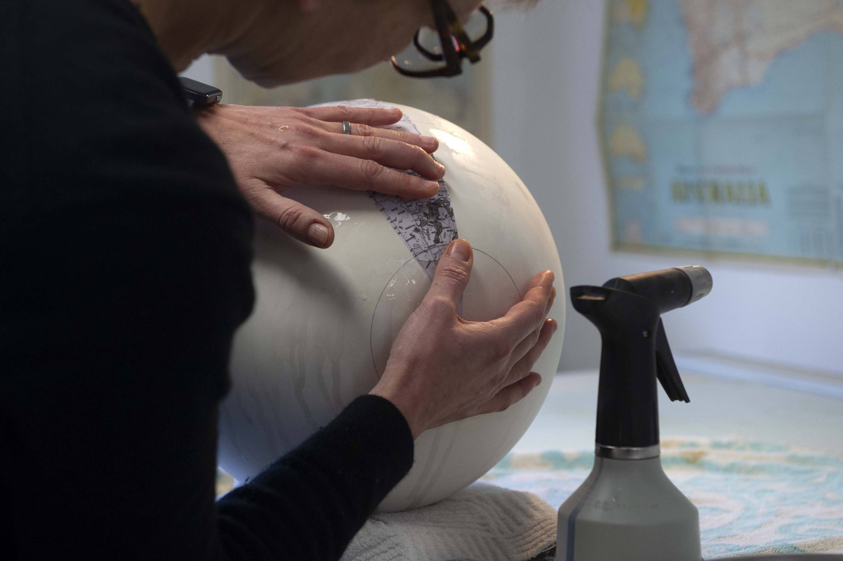 Globe Sauter & Cie: La Terre, façonnée à la main