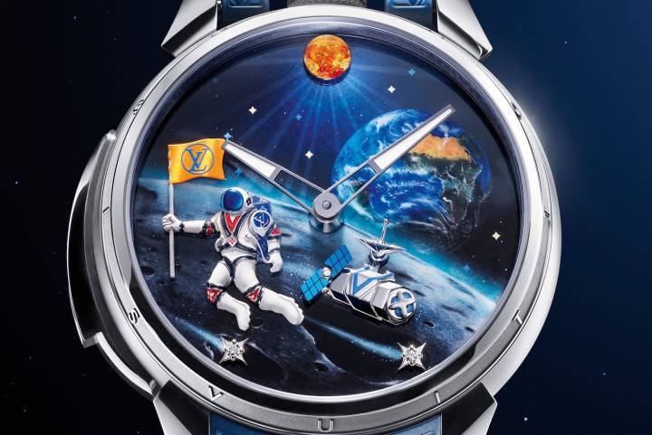 Montre Tambour Taiko Galactique (2025) de Louis Vuitton. À gauche, l'astre solaire vibre d'une intense luminosité rougeoyante obtenue par l'application de multiples couches d'émail Grand Feu et sublimée par d'infimes morceaux de feuilles d'or (paillons) appliqués délicatement, suivant la technique du paillonné.