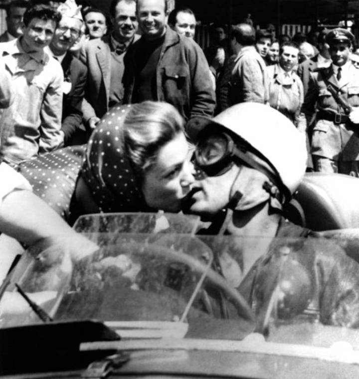 Le baiser de la mort, célèbre photographie datant de 1957 dans laquelle l'actrice mexicaine Linda Christian embrasse pour la dernière fois son compagnon, le marquis de Portago. Celui-ci trouve la mort peu après quand son pneu éclate alors qu'il roule à 150 km/h.