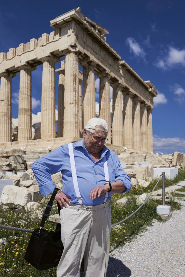 Grèce, Athènes: «Après avoir fait cette photo, je me suis souvenue de certaines images de Martin Parr, à l'Acropole, avec des touristes. Cet homme, avec ses bretelles, m'a séduite. Entre sa chemise bleue, ce ciel bleu, ce lieu touristique, j'avais devant moi une image de temps arrêté qu'il me fallait whatimiser.» 