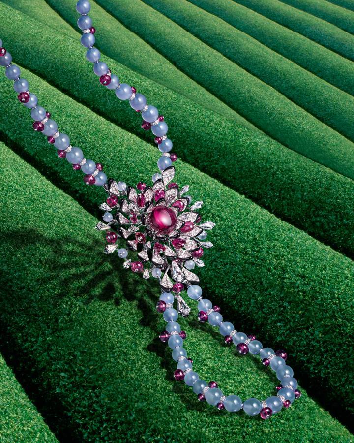 Cartier - Collection Beauté du Monde or blanc, Collier Nouchali avec une rubellite de 10,61 carats taillée en cabochon en pierre de centre, six diamants de forme kite totalisant 3,45 carats, diamants de forme kite, perles de calcédoine et de rubellite, laque noire, diamants taille brillant